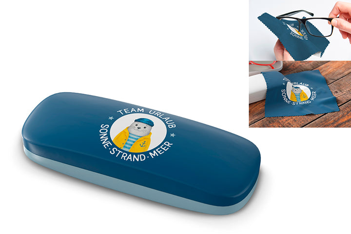 Maritimes Brillenetui „Team Urlaub – Sonne – Strand – Meer“ mit Seehund-Motiv und passendem Putztuch von Geschenk für Dich