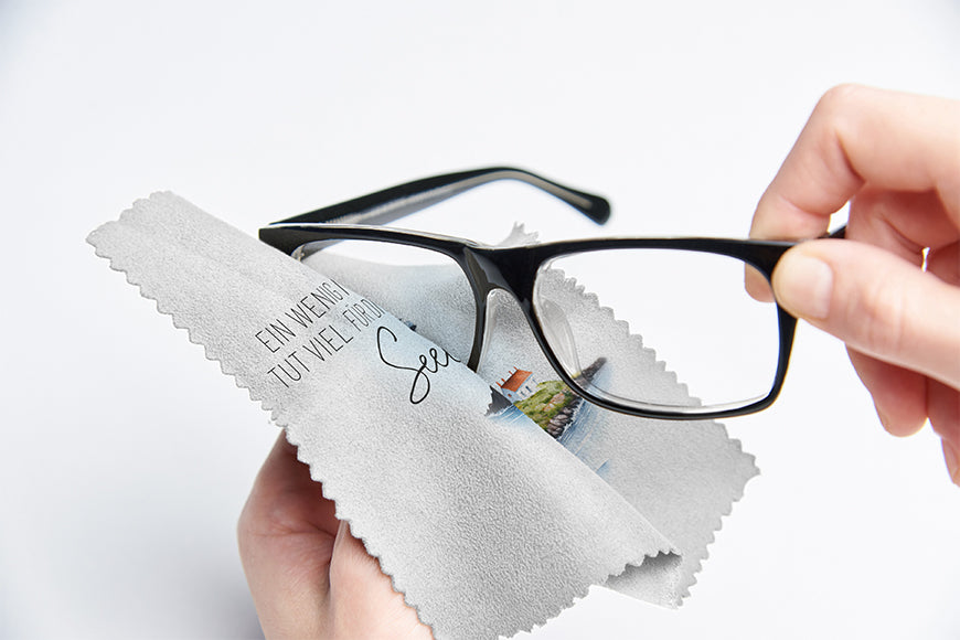 Maritimes Brillenetui "Ein wenig Meer tut viel für die Seele" mit Leuchtturm-Motiv und passendem Putztuch von Geschenk für Dich