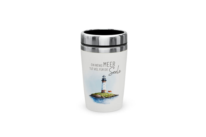 Geschenk für Dich Thermobecher to go mit Leuchtturm Motiv und Spruch „Ein wenig Meer tut viel für die Seele“
Maritimer Becher