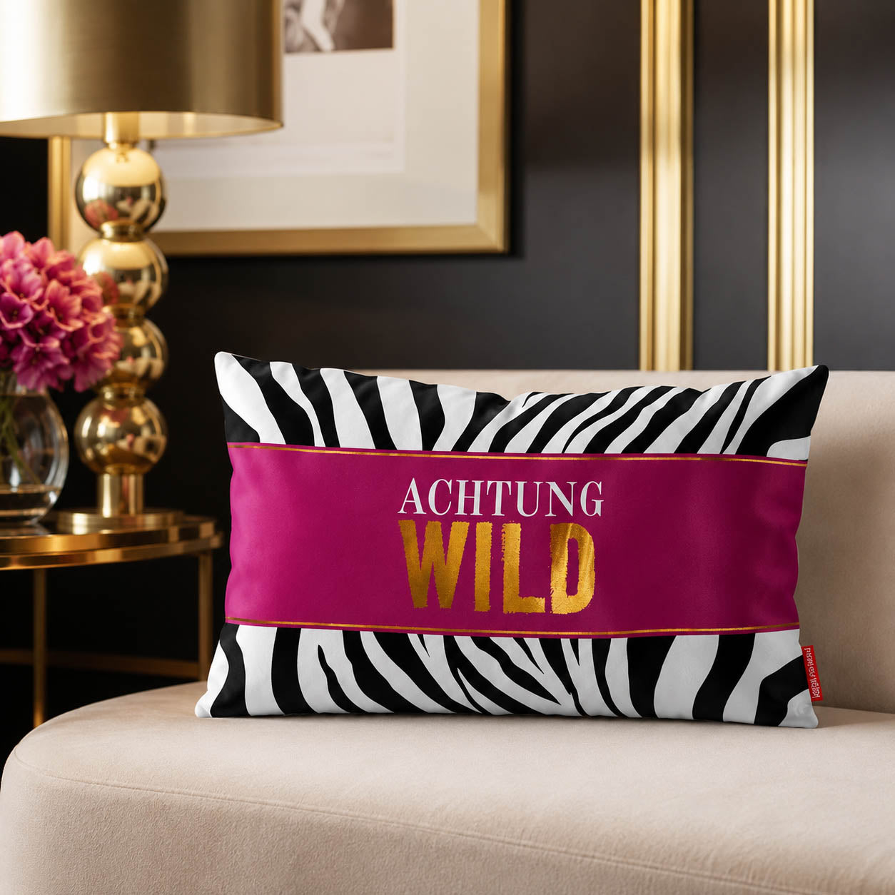 Kissen Achtung Wild im Zebra-Design mit Beere-Band, weiße Rückseite