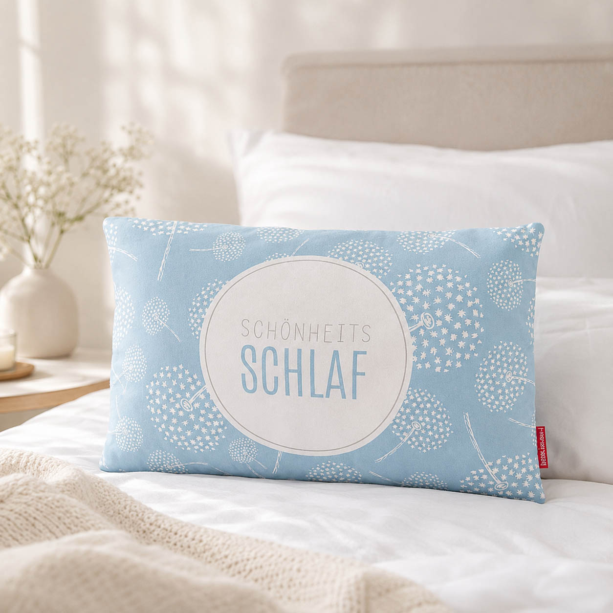 Kissen Schönheitsschlaf aus der Relax-Serie mit Pusteblumen in Hellblau, hellblaue Rückseite