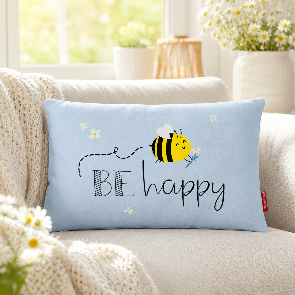 Kissen Be happy mit Bienen-Motiv und Gänseblümchen auf Hellblau, weiße Rückseite