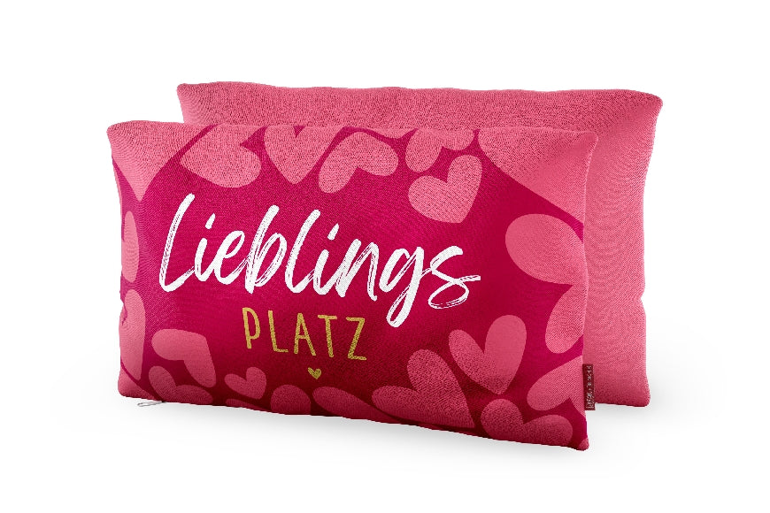 Kissen „Lieblingsplatz“ in Pink mit rosa Herzen von Geschenk für Dich.