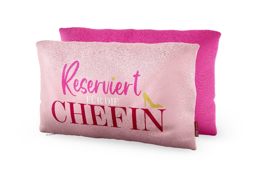 Kissen „Reserviert für die Chefin“ in Rosa. von Geschenk für Dich – perfektes Geschenk für Powerfrauen mit Humor.