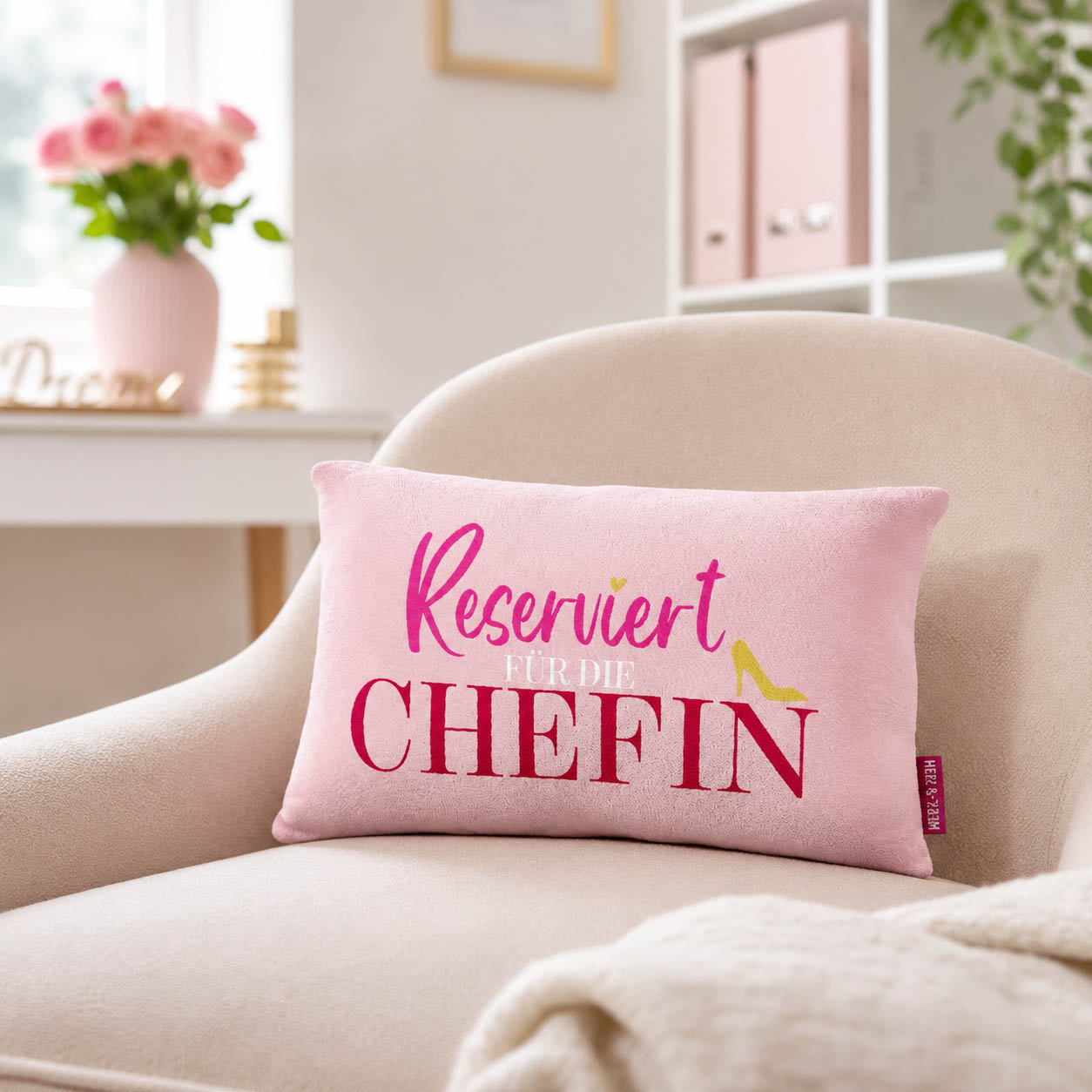 Rosa Kissen „Reserviert für die Chefin“ mit Pumps – Geschenk für Powerfrauen