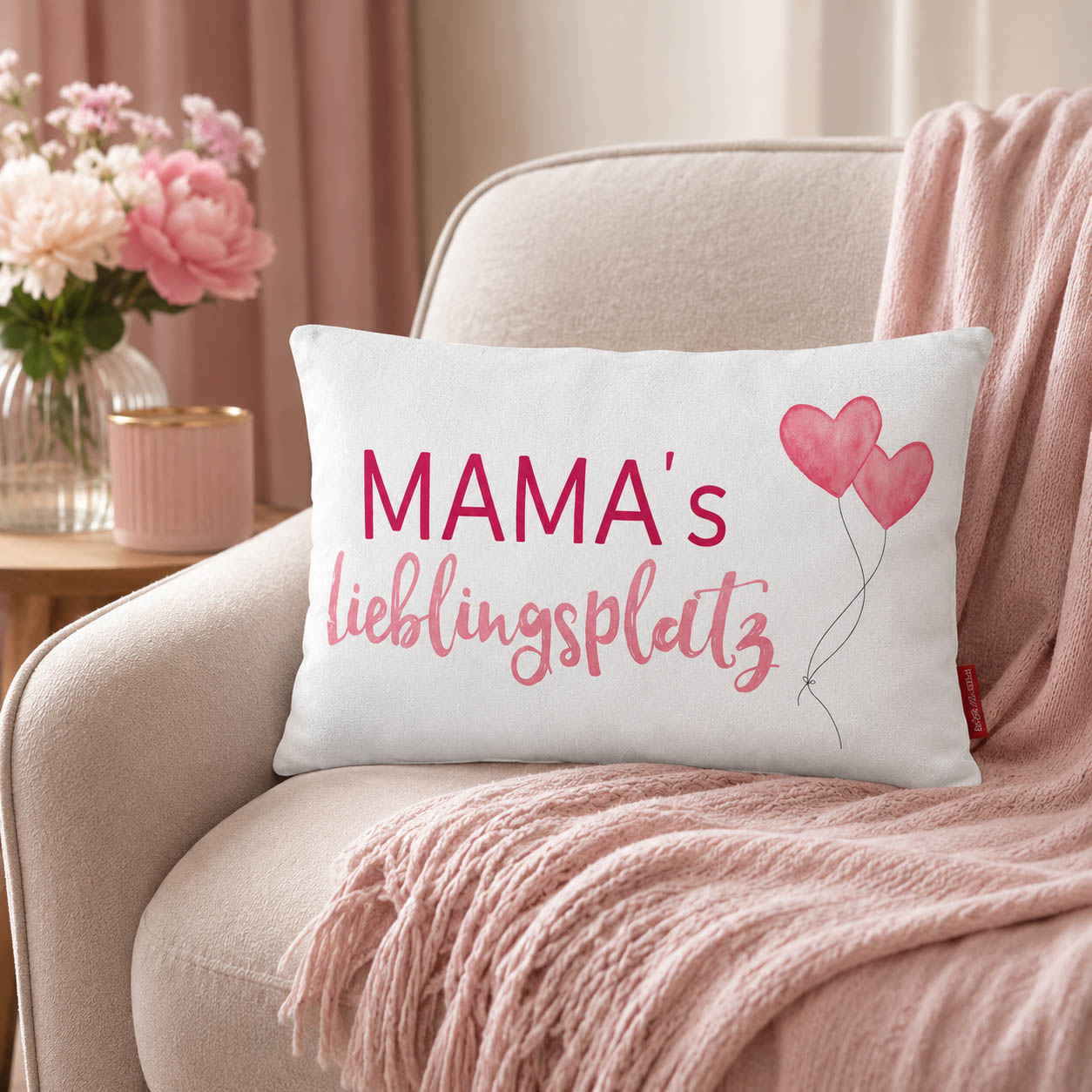 Kissen „Mamas Lieblingsplatz“ auf dem Sofa – gemütliches Geschenk zum Muttertag