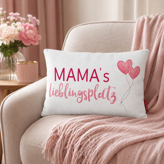 Kissen „Mamas Lieblingsplatz“ auf dem Sofa – gemütliches Geschenk zum Muttertag