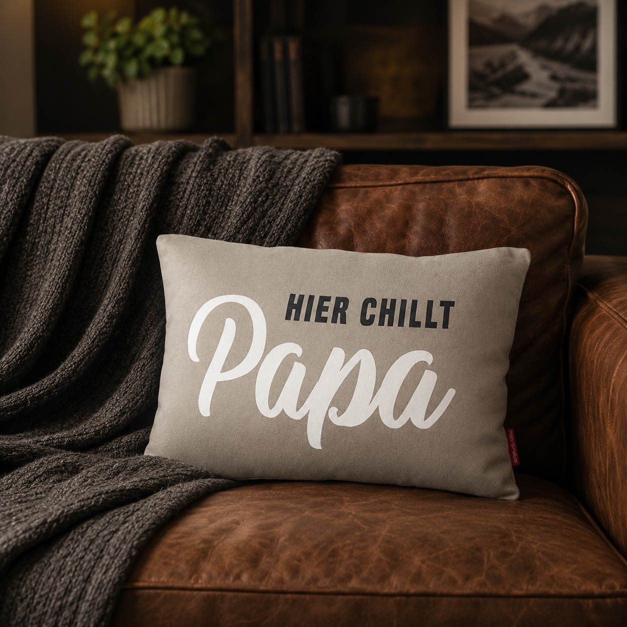 Graues Kissen „Hier chillt Papa“ – längliches Knuddelkissen fürs Sofa
