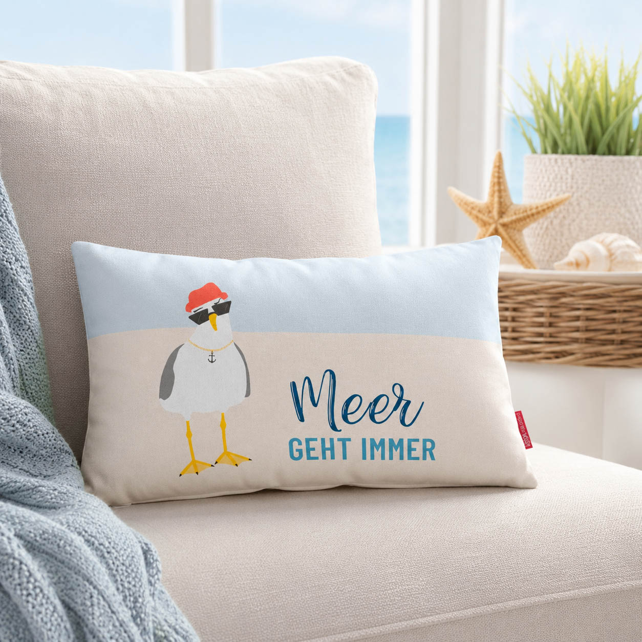 Kissen Meer geht immer mit Möwe in Sonnenbrille und rotem Hut, taupefarbene Rückseite