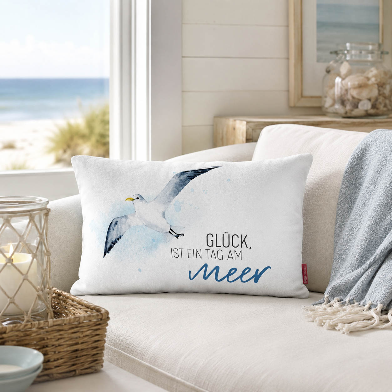 Kissen Glueck ist ein Tag am Meer mit Möwen-Motiv, hellblaue Rückseite, am Strand