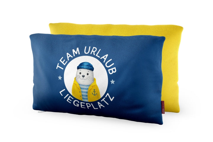 Geschenk für Dich Kissen mit Seehund Motiv und Spruch "Team Urlaub – Liegeplatz“