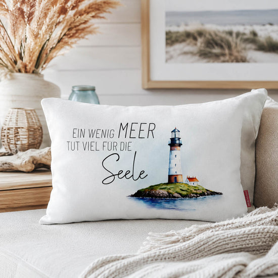 Kissen Ein wenig Meer tut viel für die Seele mit Leuchtturm-Motiv, dunkelblaue Rückseite
