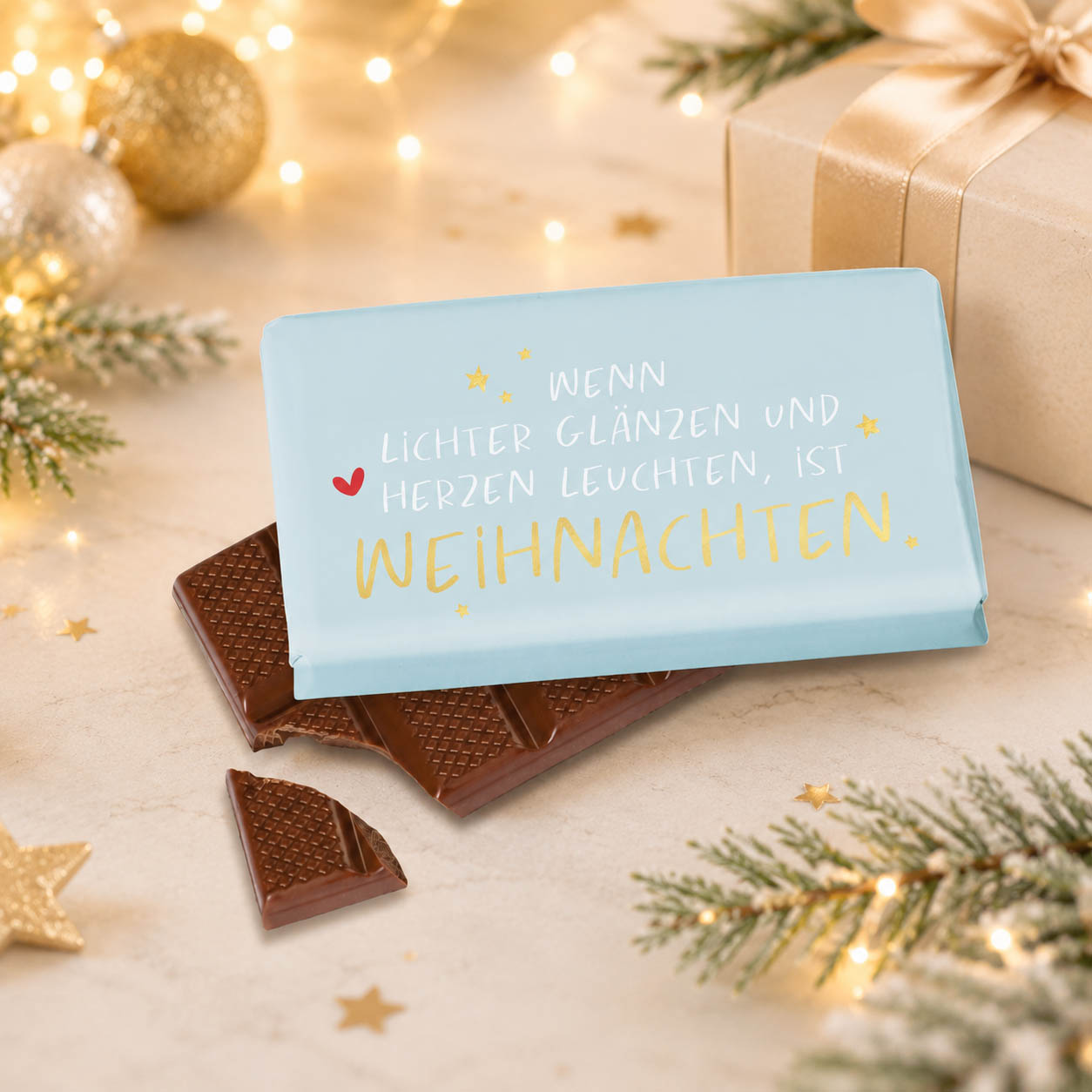 Weihnachtsschokolade mit Spruch Wenn Lichter glänzen und Herzen leuchten ist Weihnachten, hellblau mit Herz und Sternen, Vollmilch 40 g – Geschenk für Dich – Stimmungsbild