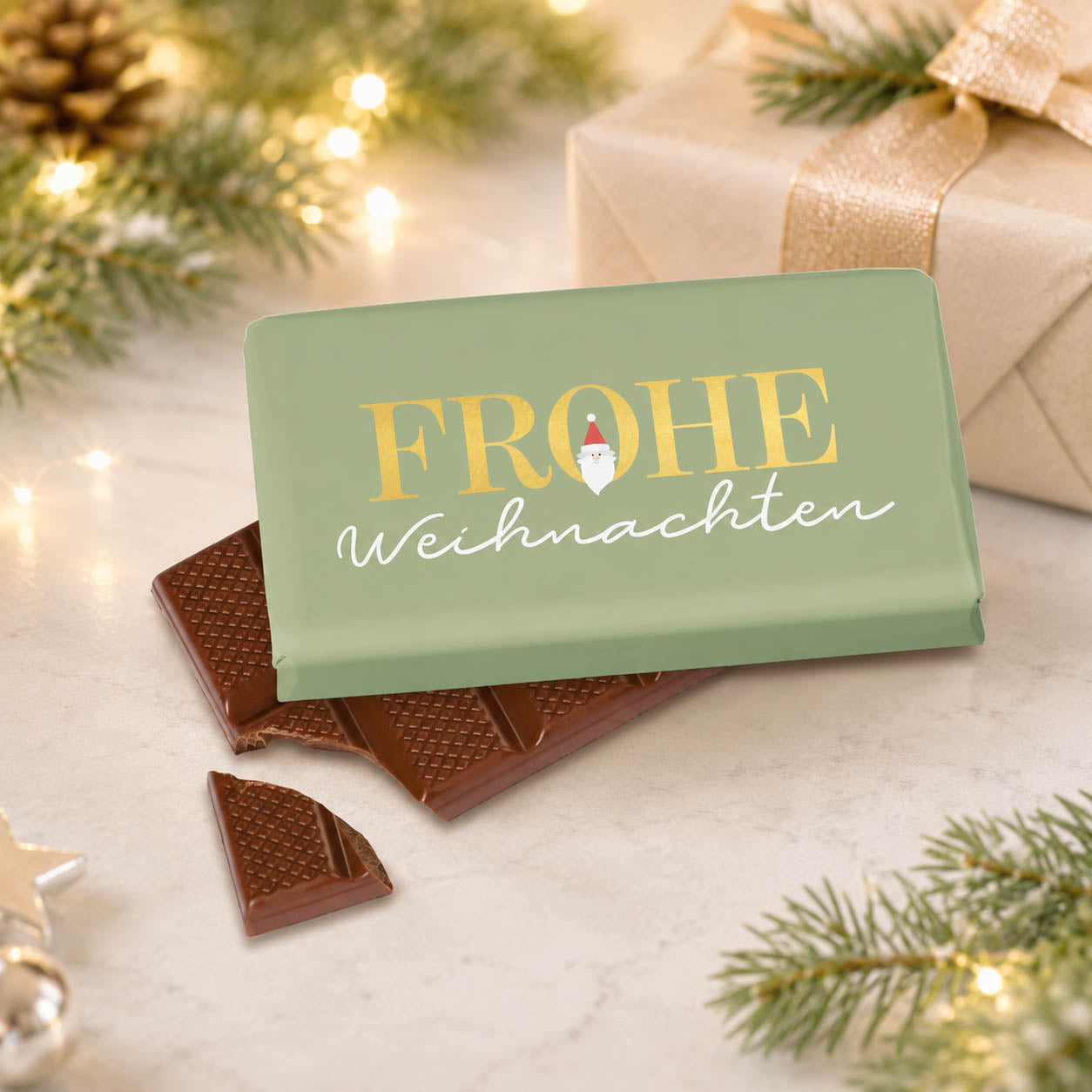 Weihnachtsschokolade mit Spruch Frohe Weihnachten, salbeigrün mit Weihnachtsmann-Motiv, Vollmilch 40 g – Geschenk für Dich – Stimmungsbild