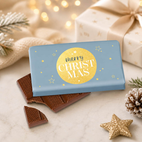 Weihnachtsschokolade mit Spruch Merry Christmas, blau mit goldener Kugel und Sternen, Vollmilch 40 g – Geschenk für Dich – Stimmungsbild
