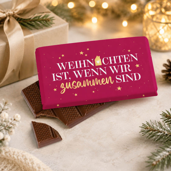 Weihnachtsschokolade mit Spruch Weihnachten ist wenn wir zusammen sind, beerenfarben mit Haus und Sternen, Vollmilch 40 g – Geschenk für Dich – Stimmungsbild