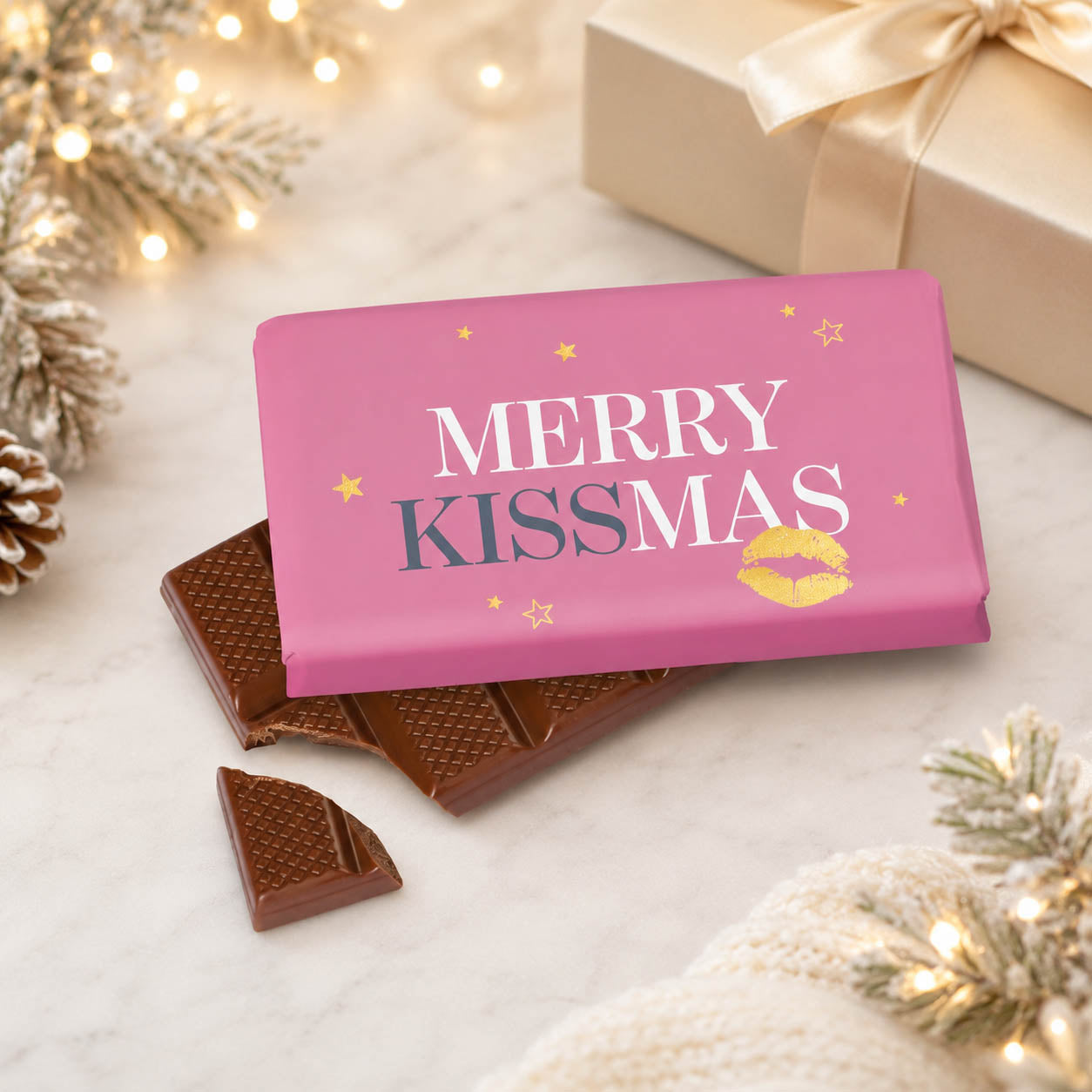 Weihnachtsschokolade mit Spruch Merry Kissmas, rosa mit goldenem Kussmund und Sternen, Vollmilch 40 g – Geschenk für Dich – Stimmungsbild