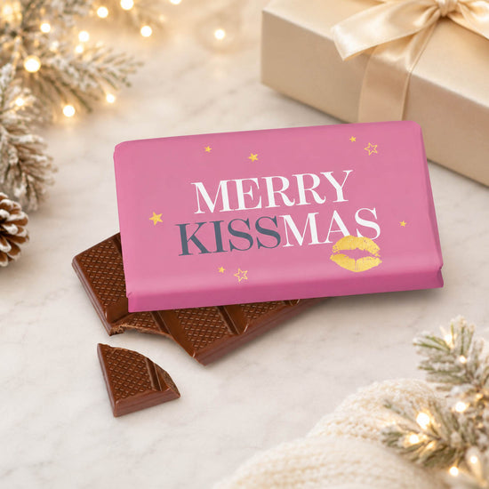 Weihnachtsschokolade mit Spruch Merry Kissmas, rosa mit goldenem Kussmund und Sternen, Vollmilch 40 g – Geschenk für Dich – Stimmungsbild