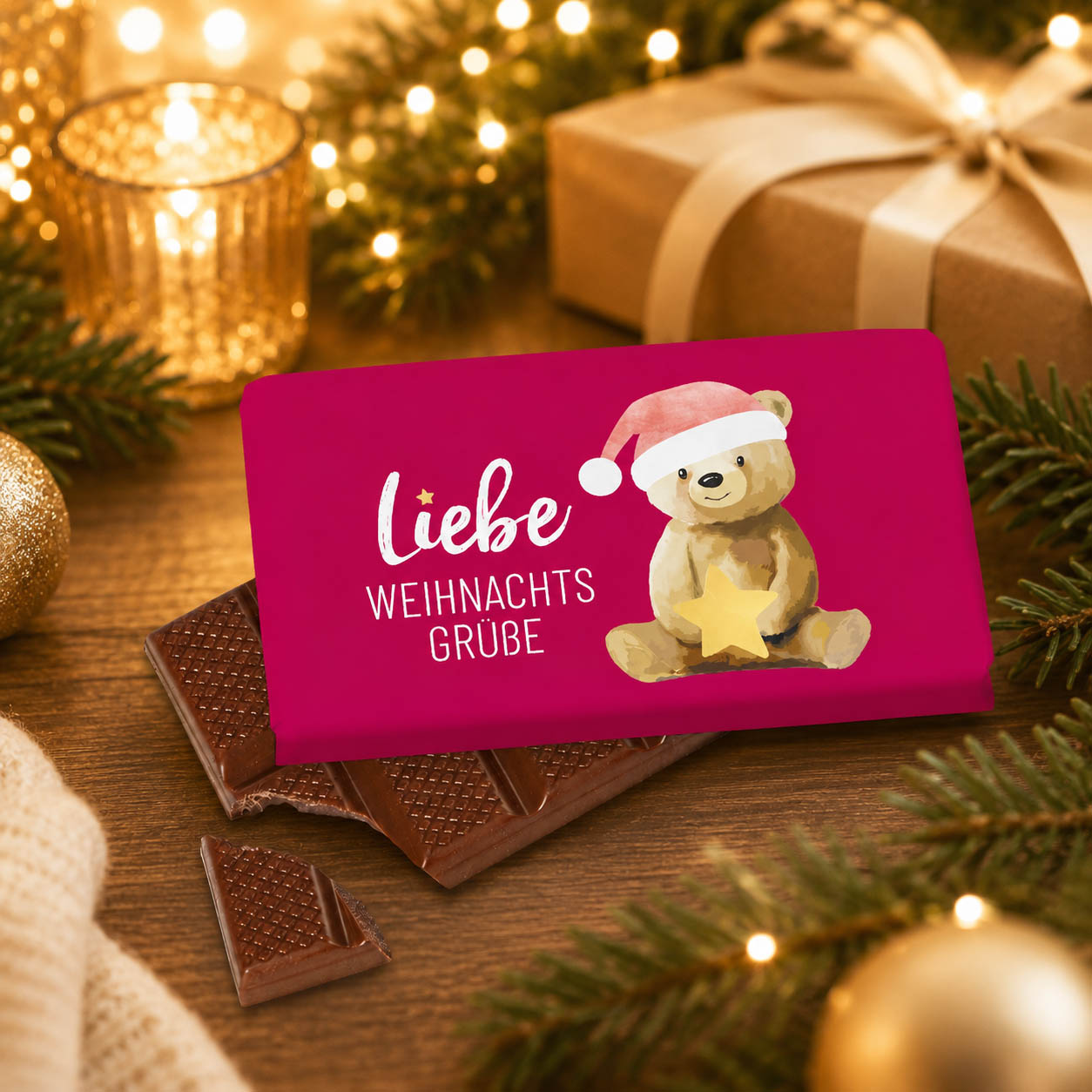 Schokolade „Liebe Weihnachtsgrüße“ – Stimmungsbild mit Teddybär-Tafel im weihnachtlichen Ambiente