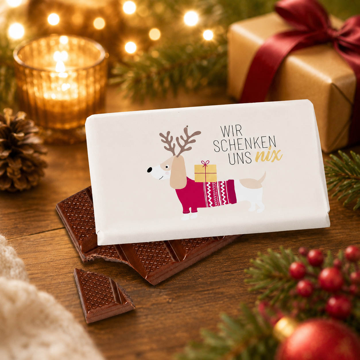 Schokolade „Wir schenken uns nix“ – Stimmungsbild mit Dackel-Tafel im weihnachtlichen Ambiente