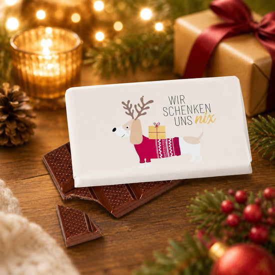 Schokolade „Wir schenken uns nix“ – Stimmungsbild mit Dackel-Tafel im weihnachtlichen Ambiente