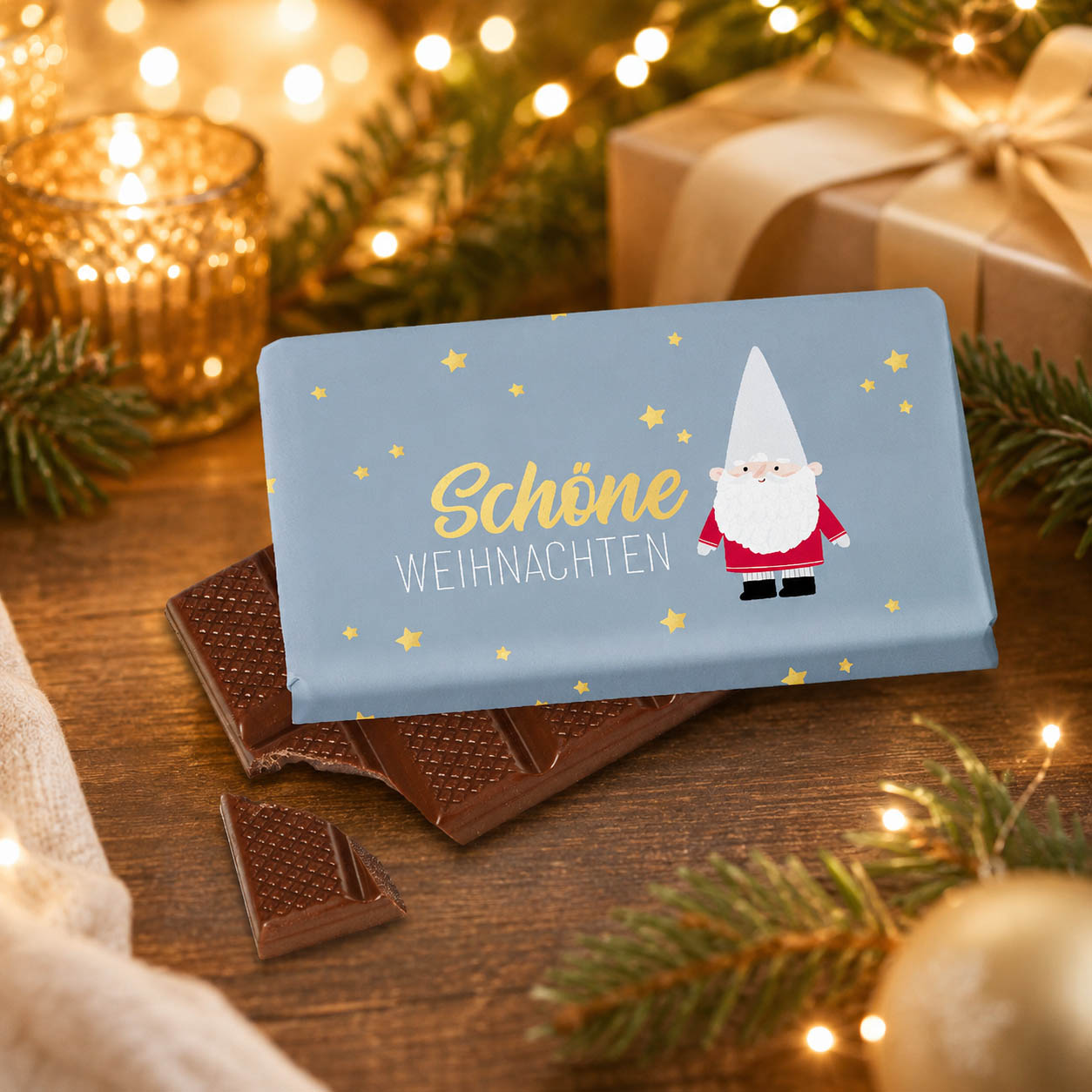 Schokolade „Schöne Weihnachten“ – Stimmungsbild mit Wichtel-Tafel im weihnachtlichen Ambiente