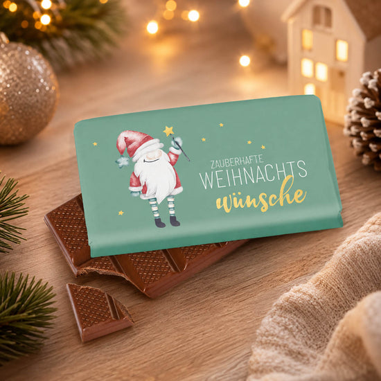 Schokolade „Zauberhafte Weihnachtswünsche“ – Stimmungsbild mit Wichtel-Tafel im weihnachtlichen Ambiente
