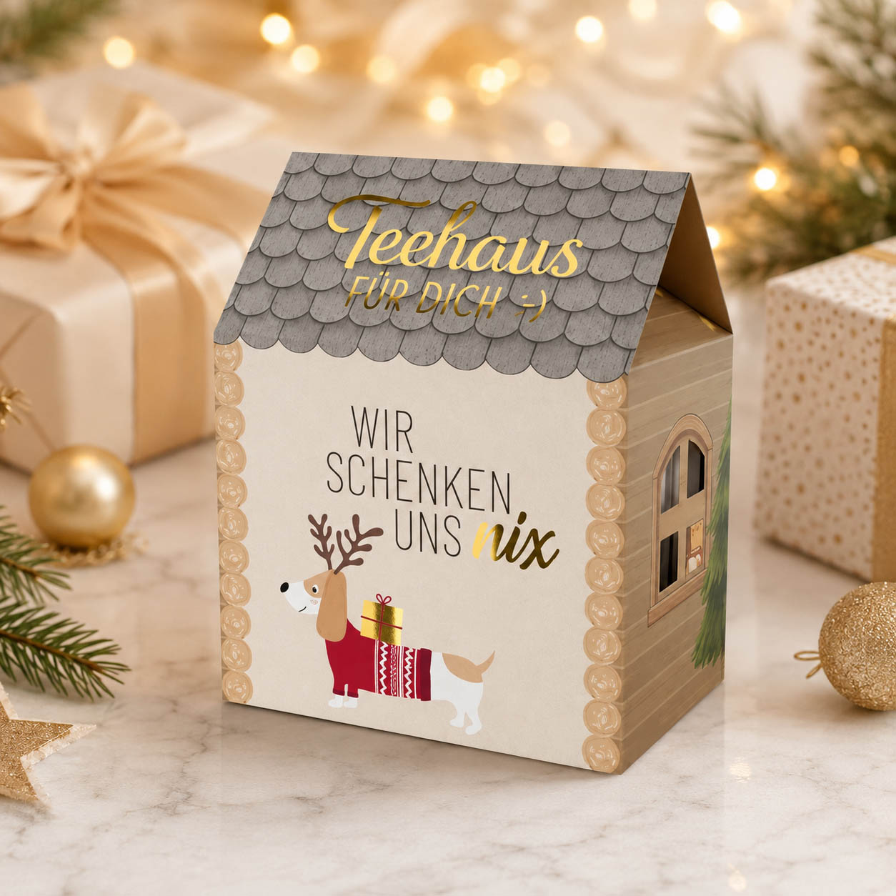 Teehaus Wir schenken uns nix im Haus-Design mit goldenen Geschenken und festlicher Weihnachtsdeko