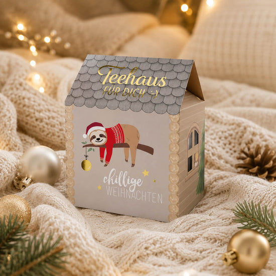Teehaus Chillige Weihnachten im Haus-Design mit goldenen Geschenken und festlicher Weihnachtsdeko