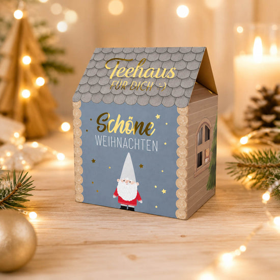 Teehaus Schöne Weihnachten im Haus-Design mit goldenen Geschenken und festlicher Weihnachtsdeko