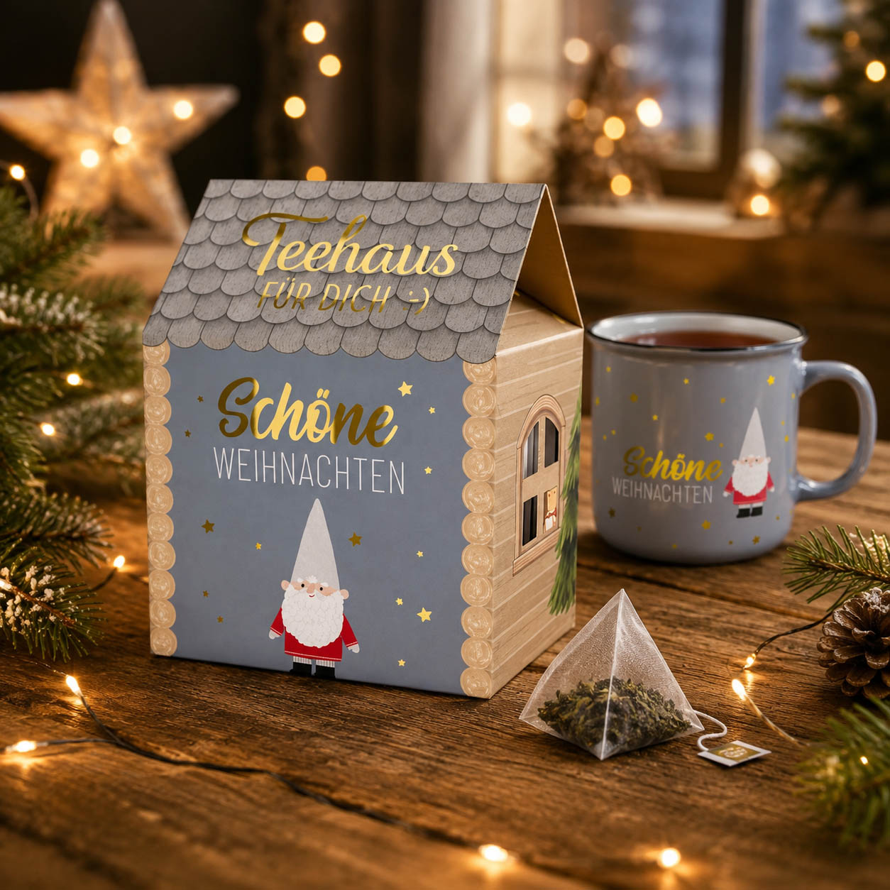Teehaus Schöne Weihnachten mit dampfender Tasse Tee und Teepyramide auf gemütlichem Weihnachtstisch