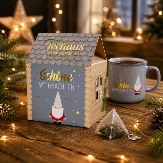 Teehaus Schöne Weihnachten mit dampfender Tasse Tee und Teepyramide auf gemütlichem Weihnachtstisch