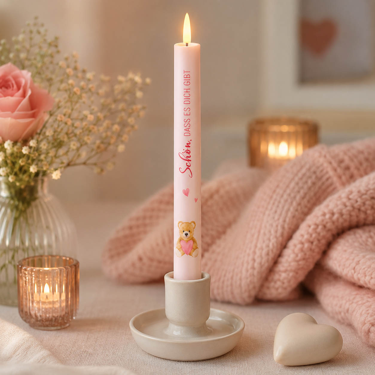 LED-Stabkerze „Schön, dass es Dich gibt" mit Teddy stimmungsvoll dekoriert – Liebe Wünsche