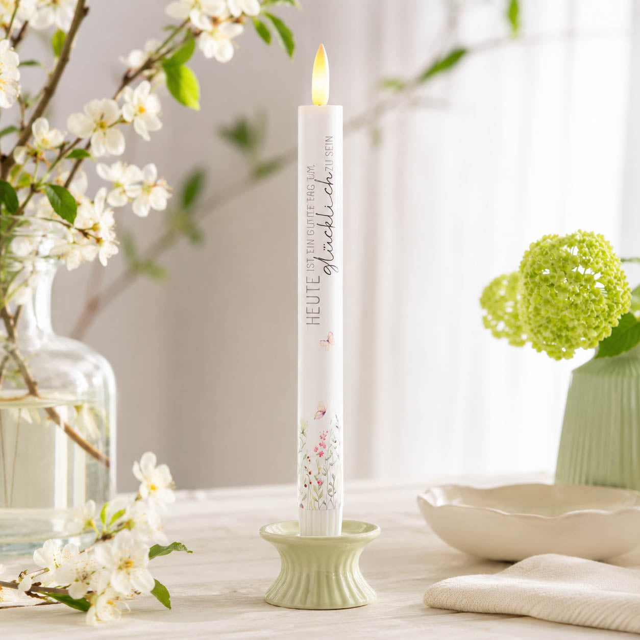 LED-Stabkerze „Heute ist ein guter Tag, um glücklich zu sein" stimmungsvoll dekoriert – Lovely Greetings