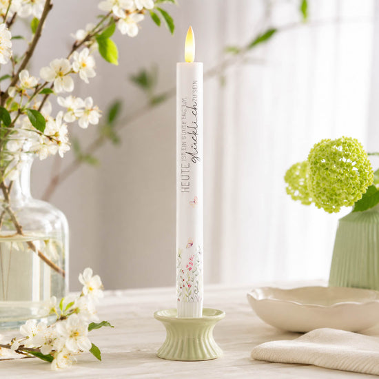 LED-Stabkerze „Heute ist ein guter Tag, um glücklich zu sein" stimmungsvoll dekoriert – Lovely Greetings