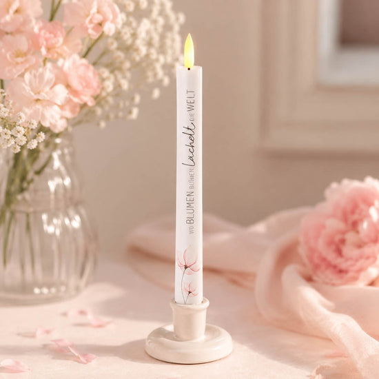 LED-Stabkerze „Wo Blumen blühen, lächelt die Welt" stimmungsvoll dekoriert – Lovely Greetings