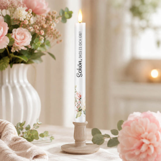 LED-Stabkerze „Schön, dass es Dich gibt" stimmungsvoll dekoriert – Lovely Greetings