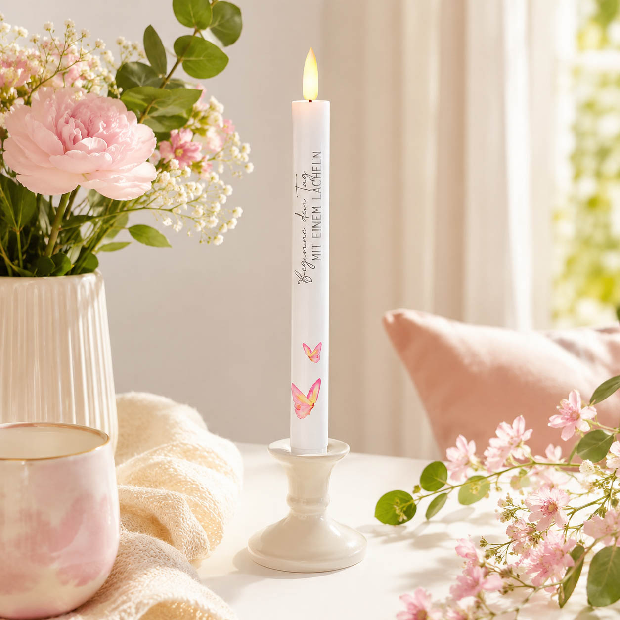 LED-Stabkerze „Beginne den Tag mit einem Lächeln" stimmungsvoll dekoriert – Lovely Greetings