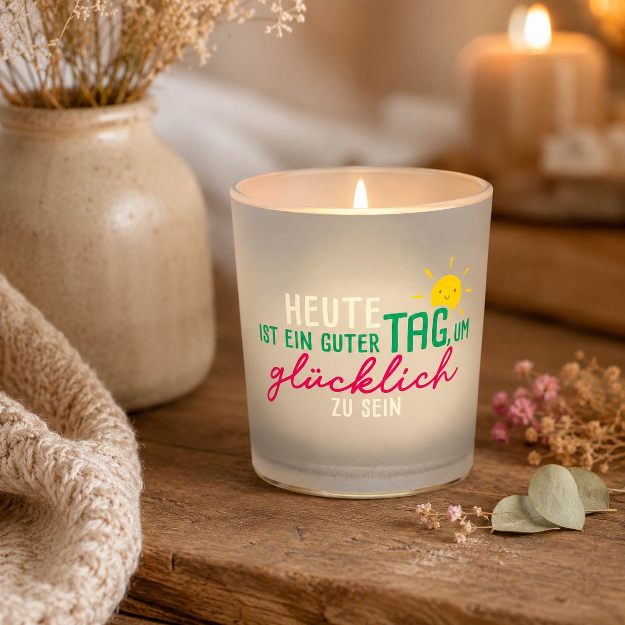 Hellblaues Windlicht mit lachender Sonne und Spruch Heute ist ein guter Tag um glücklich zu sein – Happy Greetings - in Szene
