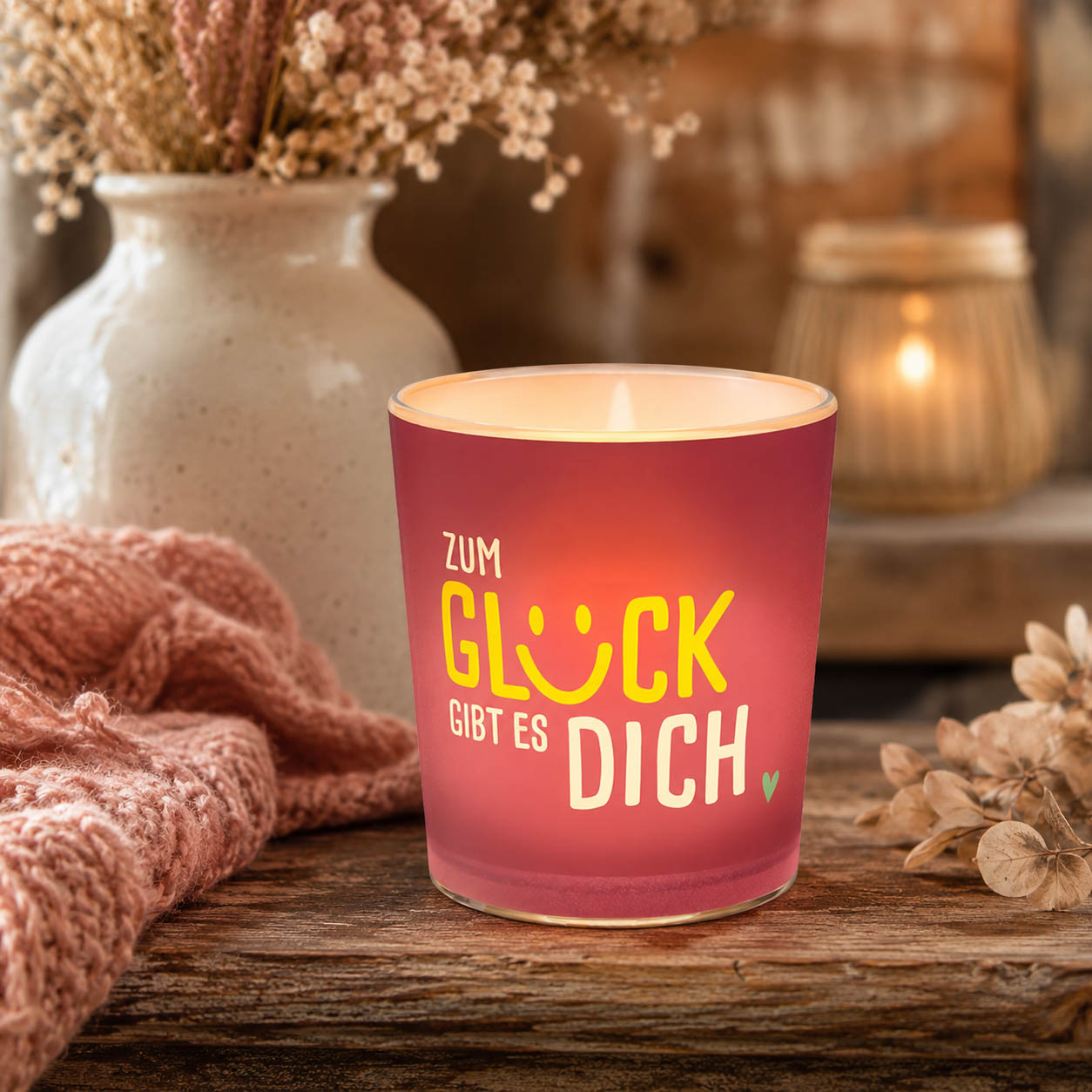 Windlicht mit Smiley-Schriftzug Zum Glück gibt es Dich und kleinem Herz in Szene gesetzt – Happy Greetings