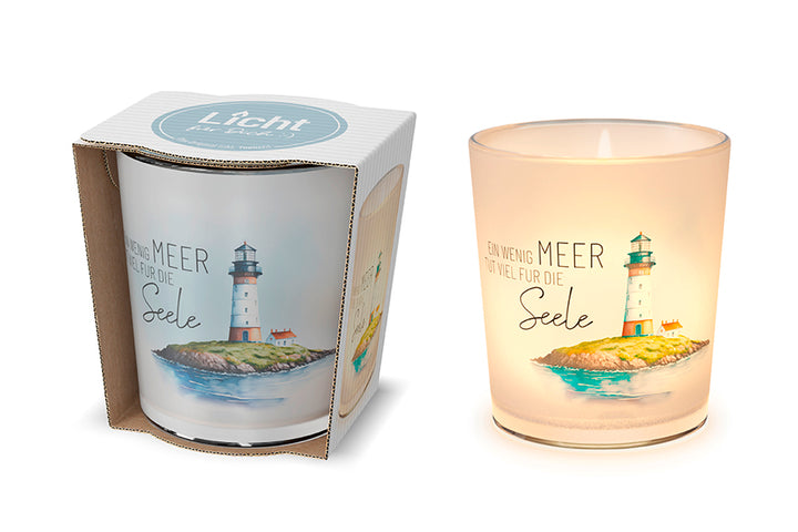 Maritimes Glas-Windlicht mit Leuchtturm-Motiv und inspirierendem Spruch „Ein wenig Meer tut viel für die Seele“ von Geschenk für Dich