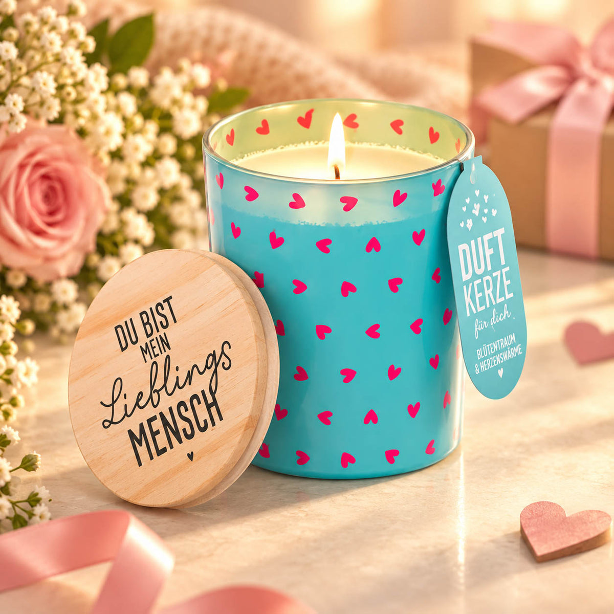 Duftkerze mit Spruch „Du bist mein Lieblingsmensch“ im türkisen Glas mit roten Herzen und Birkenholzdeckel, Happy Greetings von Geschenk für Dich