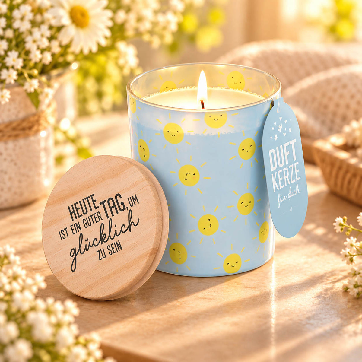 Duftkerze mit Spruch „Heute ist ein guter Tag, um glücklich zu sein“ im hellblauen Glas mit lachenden Sonnen und Birkenholzdeckel, Happy Greetings von Geschenk für Dich
