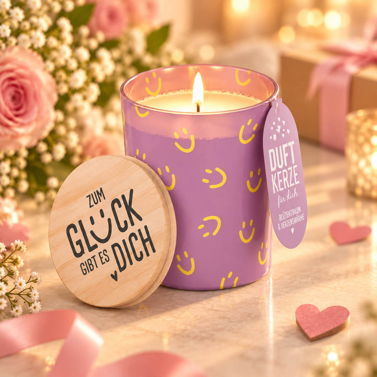 Duftkerze mit Spruch „Zum Glück gibt es Dich“ im lila Glas mit gelben Smileys und Birkenholzdeckel, Happy Greetings von Geschenk für Dich