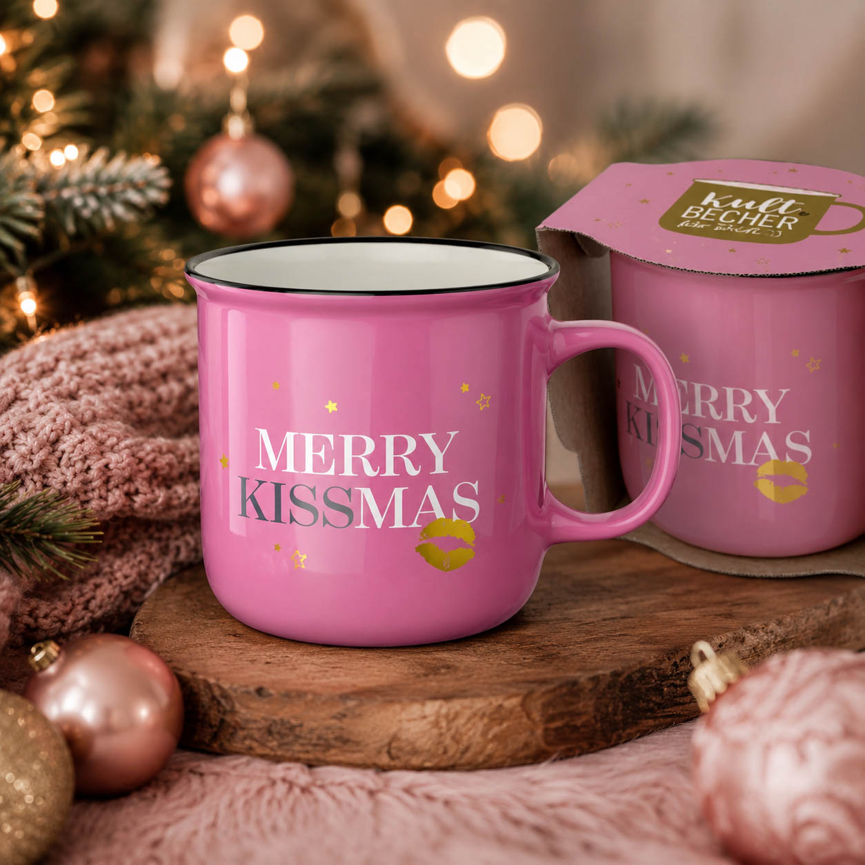 Kultbecher Merry Kissmas stimmungsvoll mit Weihnachtsdeko – Geschenk für Dich