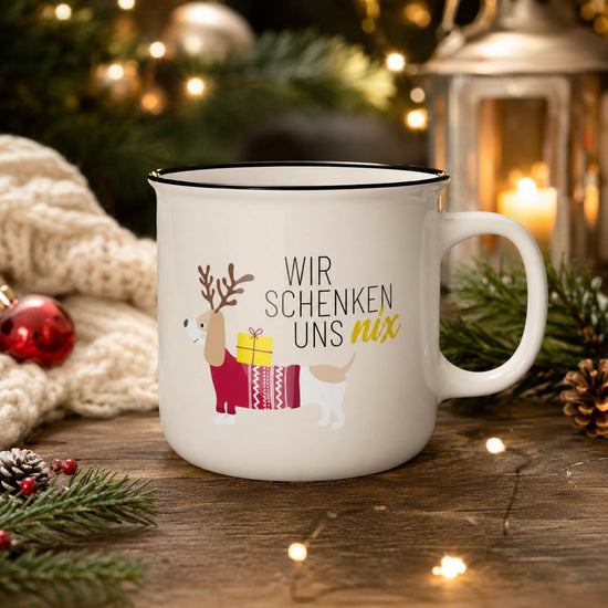 Kultbecher Wir schenken uns nix Dackel stimmungsvoll mit Weihnachtsdeko – Geschenk für Dich
