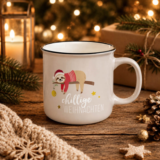 Kultbecher chillige Weihnachten Faultier stimmungsvoll mit Weihnachtsdeko – Geschenk für Dich