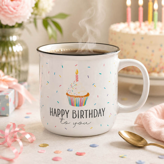 Kultbecher „Happy Birthday to you“ in Weiß mit Muffin und Konfetti, stimmungsvoll mit Geburtstagstorte, Konfetti und Geschenk – Geschenk für Dich