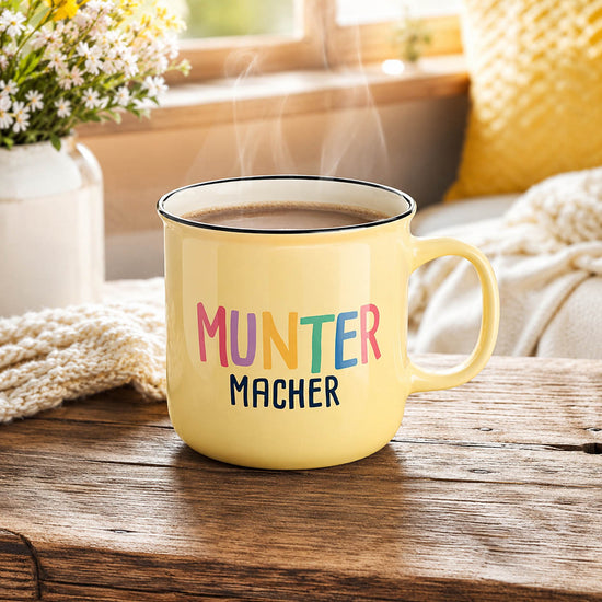 Kultbecher „Muntermacher" stimmungsvoll dekoriert – Happy Greetings