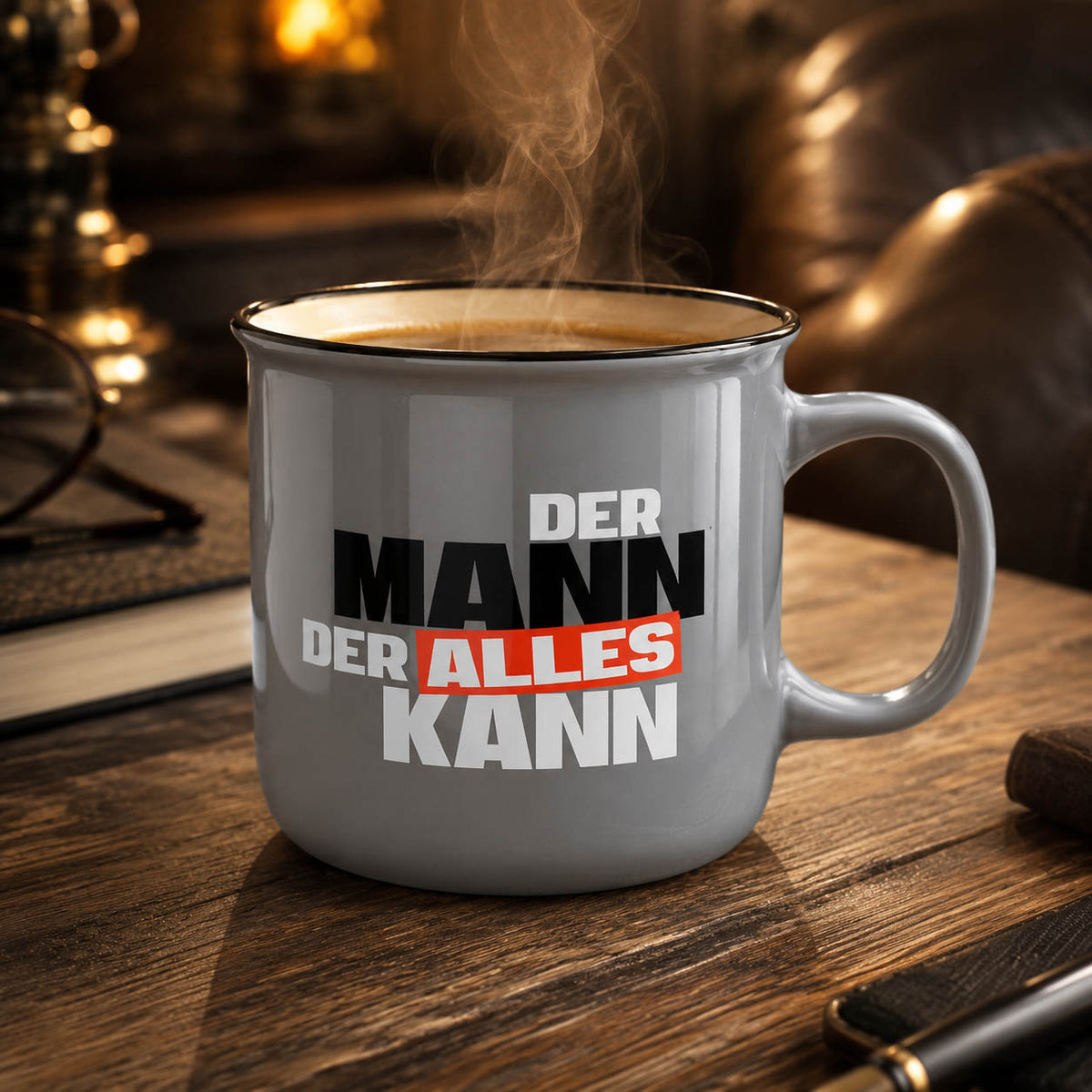 Kultbecher „Der Mann der alles kann“ in Grau, stimmungsvoll in Szene gesetzt – Geschenk für Dich